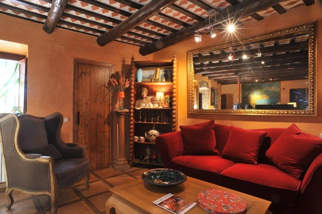 Country house Las Moradas Del Unicornio Guest House Pubol
